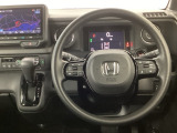 【ハンドル】運転にかかわる様々な操作を安全に行えるように視点移動が少なく操作性に配慮されたスイッチ類が凝縮されたコックピットです。