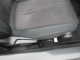運転席シートはシートリフト機構付きで様々な体格の人に対応致します