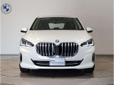 【キドニーグリル】BMWは約90年もの間、ほぼ全ての車両にひと目でBMWだと分かるこの特徴的なフロントグリルが備えられ、デザイン・アイコンとして親しまれてきました。