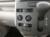 調整が容易なマニュアルエアコンです。夏は快適に、冬も車内の曇りを取ってくれるので安全です♪
