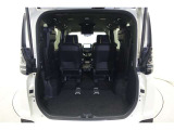 3列目シートは跳ね上げ式で折りたたみが可能です。たためば荷物もしっかり積める!キャンプ用品なども、気兼ねなく積めそうです。旅行にも強い味方ですね。