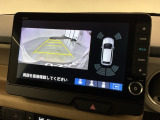 リバースギアに入れるだけで後方の表示へ切り替わります。夜間や雨の日の駐車も楽になりますよ。