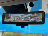 後方確認をサポートするモニター。駐車時の安全性向上に貢献します。運転に不安を感じる場面を減らしてくれる頼もしい装備です。