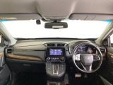 運転席は、大きな座面と包み込むような背もたれがドライバーの身体全体をしっかり支えます。上質なシート素材と座り心地のよいクッションを採用し、長時間の運転やコーナーの多い道も快適です