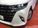 【LEDヘッドライト】悪天候や夜間走行時も良好な視界を確保し安心して運転できる高輝度LEDヘッドライトを装備!点灯速度が早く、消費電力も抑えられています。