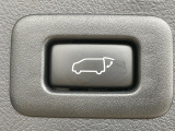 【パワーバックドア】スマートキーや運転席のボタンを押すだけでリアゲートが自動で開閉します!荷物を持っている時や、高い位置にあるバックドアを閉める際に便利な機能です♪
