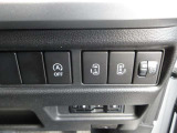 両側電動スライドドアのスイッチがあります。運転席に座ったままスライドドアの操作ができます。