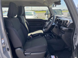 座り心地の良いシートが、快適なドライブをサポートします。シンプルなデザインで、汚れにも強く、使いやすいです。
