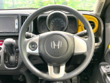 インテリアに合わせたデザインのステアリングは、運転される方のことも考え、運転しやすい形状、大きさです。是非一度、実際に触ってお確かめください。