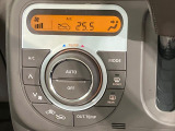 【オートエアコン】一度お好みの温度に設定すれば、車内の温度を検知し風量や温度を自動で調整。暑い&hellip;寒い&hellip;と何度もスイッチ操作をする必要はありません。快適な車内空間には必須の機能ですね♪