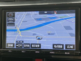 見やすい地図表示で、目的地へのルート検索もスムーズ。渋滞情報もリアルタイムで確認でき、効率的な移動をサポートします。運転に集中できる環境をご提供します。