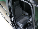 程よい硬さとホールド性が高いシートで長時間運転も快適です。