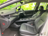 運転席からの視界は良好で、運転操作もスムーズに行えます。快適な運転環境が、日々の移動をサポートします。使いやすさにも配慮されています。