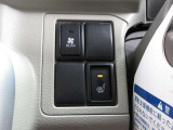 シートヒーターは、シートに内蔵された電熱線で座面を温める装備です。エアコンと違って、すぐに温まり、乾燥しにくいのが特徴です。個別にON/OFFできるので、搭乗者の好みに合わせられます。