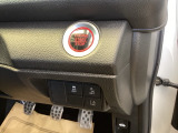 スマートキーシステム搭載ですので、クラッチを踏んでハンドル横のスイッチを押せば、エンジンスタート!