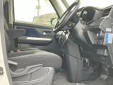 運転席からの視界は良好。操作性も考慮されたデザインで、快適なドライビングをサポートします。