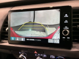 リバースギアに入れるだけで後方の表示へ切り替わります。夜間や雨の日の駐車も楽になりますよ。