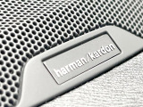 ●harman/kardonサウンドシステム:オーディオ専門メーカーが手掛けるプレミアムスピーカーを装備。多数のスピーカーから、音の粒立ちまで分かる高品質な音楽をお楽しみいただけます。