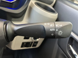 操作感の良いウインカーレバーで、スムーズな車線変更をサポートします。オート機能も搭載されており、より安全な運転をサポートします。操作しやすい位置に配置。