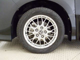 純正なので車に似合うデザインになっていますね。スタッドレスタイヤもご相談下さい。
