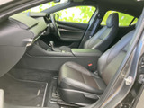 運転席からの視界は広く、運転操作もスムーズに行えます。洗練されたインテリアが、快適なドライブをサポートします。