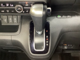 CVT車のセレクトレバーです。低速から高速まで、変速ショックのないスムーズな走りを実現するとともに、エンジン効率のよい領域を維持することで燃費にも貢献します。