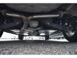 車両後方からの下回りです。マフラー防錆塗装や下回り防錆施工等も可能でございます。