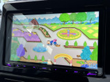 停車中にテレビや映像を楽しめる機能が搭載されています。長距離移動の待ち時間も快適に過ごせるでしょう。安全に配慮してご使用ください。