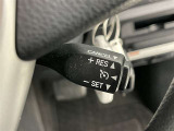 クルーズコントロール機能が付いています。 速度を設定するとアクセルを踏まなくても一定の速度で走ることができます。  高速道路ではとても便利な装置なんです。