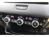 エアコンは運転席・助手席で独立した温度設定が可能になり、どこに座っても車内は快適空間♪