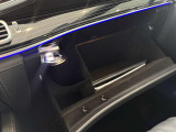 メルセデス純正パフュームアドバイザー搭載。車内を上質な香りで演出し、走行のたびに特別感を味わえます。ETC車載器はグローブボックス内に設置。