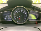 見やすいメーター類で、速度やエンジン回転数を一目で確認できます。運転状況を的確に把握し、安全運転をサポート。