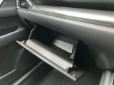 車検証なども収納できる大型のグローブボックスは、使い勝手もよく役立ちます!