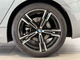 BMWの純正アロイホイールは軽量かつ強度にも優れているホイールで走行性能を引き上げる設計になっております。足元にもBMWは妥協がなくこだわっている個所になります。