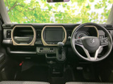 広々とした室内空間で、ゆったりとくつろげます。運転席からの視界も良好で、運転操作も快適に行えます。