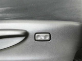 運転時の腰の負担を軽減してくれる電動ランバーサポート装着です。長距離ドライブの強い味方ですね。