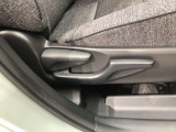 運転席シート座面は上下アジャスター付きです。お好みの位置に調整可能です。