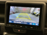 リバースギアに入れるだけで後方の表示へ切り替わります。夜間や雨の日の駐車も楽になりますよ。