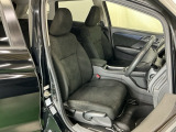 運転席は、大きな座面と包み込むような背もたれがドライバーの身体全体をしっかり支えます。上質なシート素材と座り心地のよいクッションを採用し、長時間の運転やコーナーの多い道も快適です。