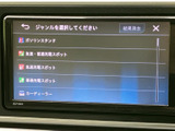 様々なジャンルのソースを選択できる画面です。快適なドライブをサポートする機能が満載。目的地設定もスムーズに行えます。