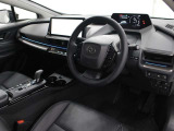 視線を前方に誘導する、トップマウントメーターを起点とし、安全確認がしやすく、運転に集中できる構成に。最大限走りの良さを楽しむことができます。