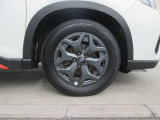 タイヤサイズは225/60R17です。