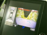 狭い道や駐車も安心。後方の状況を画面で確認できるので、安全な運転をサポートします。ガイドライン表示で、距離感も把握しやすいです。