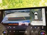 後方確認をサポートするモニターが、安全な運転に貢献。狭い場所での駐車も安心です。視認性の高い画面が特徴です。