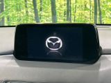 【マツダコネクトナビ】車内の雰囲気にマッチした一体型タイプのナビ。各種車輌設定やBluetooth再生等、様々な機能が楽しめます。直感的なダイヤル操作が可能で、使い勝手も良好です。