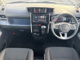 広々とした室内空間は、運転席からの視界も良好。操作性にも優れたステアリングやシフトノブが、快適なドライブをサポートします。