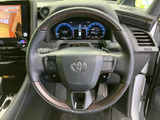 握りやすいステアリングは、運転の楽しさを高めます。操作性にも優れており、スムーズなドライビングをサポート。快適な運転体験を。