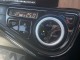 【オートエアコン】一度お好みの温度に設定すれば、車内の温度を検知し風量や温度を自動で調整。暑い&hellip;寒い&hellip;と何度もスイッチ操作をする必要はありません。快適な車内空間には必須の機能ですね♪