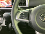 握りやすい形状で、運転操作をサポート。オーディオ操作もステアリングから手軽に行えます。快適なドライビングを追求した設計です。