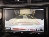 バックカメラの他に上から見下ろしたような画像が見れるアラウンド(全方位)モニター。前後左右を把握できる、すごい機能が装備されています!